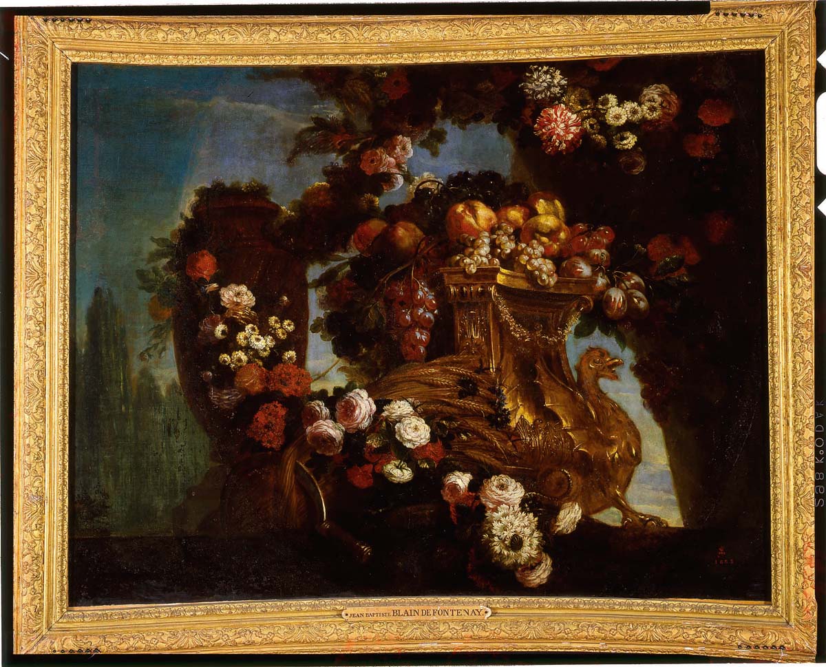 Foyer d'or triangulaire orné d'un griffon, fleurs et fruits avec des épis de blé